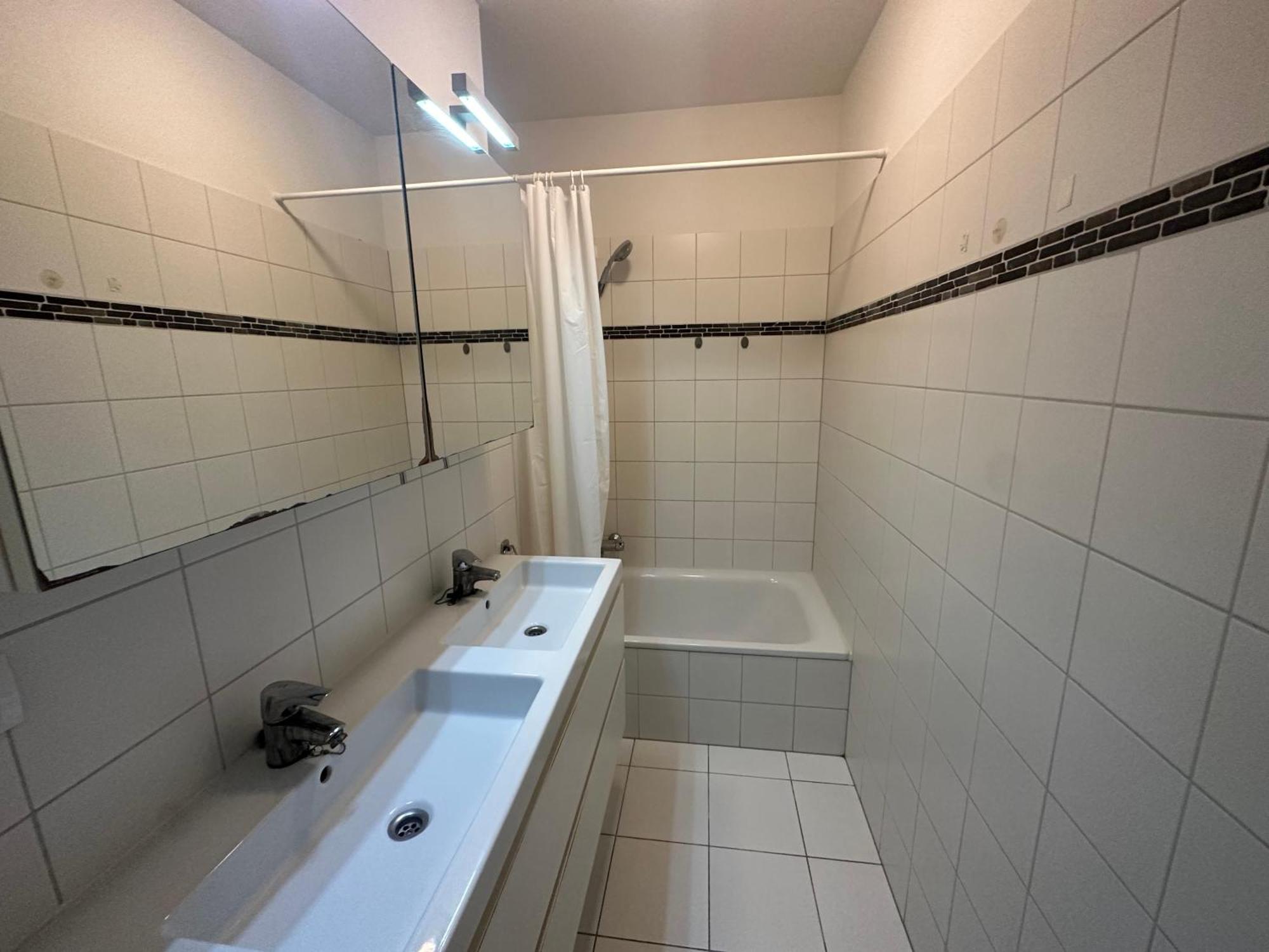2 Bedroom In Center With Balcony Căn hộ