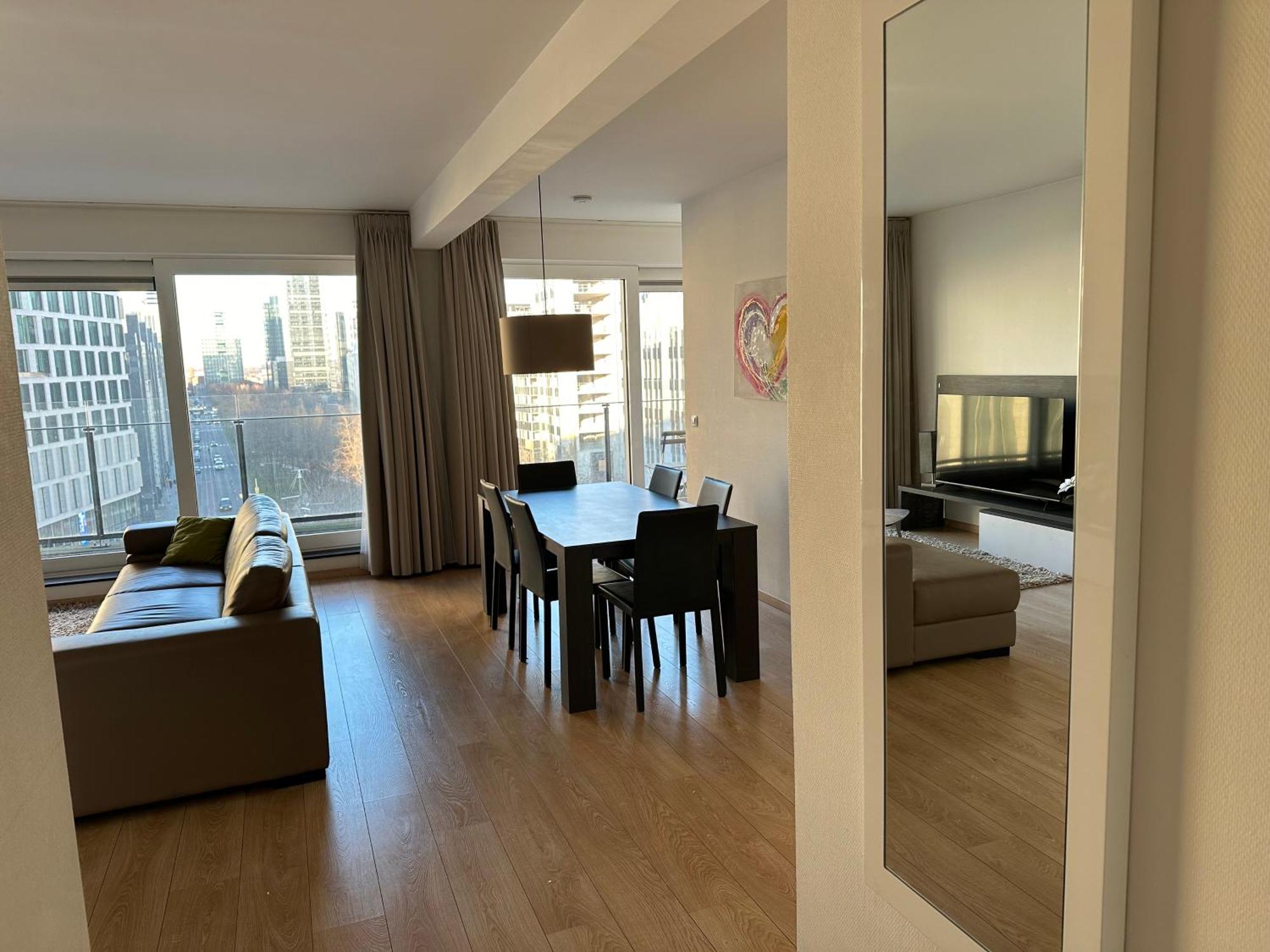 Căn hộ 2 Bedroom In Center With Balcony *